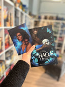 Das Bild zeigt das Buch "Chaosherz" von Teresa Sporrer und die passende Charakterkarte dazu.