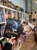 Das Bild zeigt das Buch "Der Kristallkönig" und die zugehörige Charakterkarte. Auf der Karte sind die beiden Protagonisten Beryl und Kornelian abgebildet.