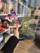 Das Bild zeigt das Buch "Noble Hearts" und die dazu passende Charakterkarte. Die Protagonisten Diana und Trevor tanzen in inniger Umarmung. Diana hat ihre Arme im Nacken von Trevor liegen und Trevors Hände liegen auf Dianas Hüfte. 