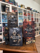 Das Bild zeigt drei Stapel der Arkadien-Trilogie von Kai Meyer. Jeder Teil hat einen eigenen Stapel. Das Cover ist dabei direkt auf den Betrachter gerichtet und der Farbschnitt sowie der Buchrücken bei den liegenden Büchern sichtbar.