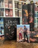 Das Bild zeigt mehrere Exemplare des Buches "Deathstalkers - Jäger der Götter" und die zugehörige Charakterkarte mit den beiden Hauptfiguren des Buches.