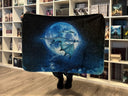 Das Produktbild zeigt die Oberseite der Decke vor Bücherregalen. Die Oberseite zeigt das Drachenmond-Logo: ein fliegender Drache, seitlich abgebildet, vor einem Mond am Sternenhimmel. 