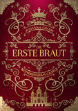 Das Cover zeigt mittig den Titel des Buches. Oberhalb des Titels steht der Name der Autorin, darüber befindet sich eine goldene Krone. In den Ecken sind goldene Schnallen abgebildet und im unteren Viertel ist ein goldenes Schloss zu sehen. Die Grundfarbe ist Rot. 