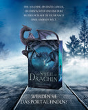 Das Bild zeigt mittig das Buch "Der Spiegel des Drachen". Im Hintergrund sind in der oberen Hälfte Bäume und Nebel zu sehen. In der unteren Hälfte sieht man dunkle Holzplanken. Ein Drache sitzt auf dem Buch und schaut nach rechts.