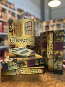 Das Bild zeigt einen Stapel von "Die Elbenstifte". Das Cover ist dabei direkt auf den Betrachter gerichtet und der Farbschnitt sowie der Buchrücken bei den liegenden Büchern sichtbar.