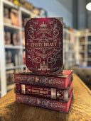 Das Bild zeigt einen Stapel von "Die erste Braut". Das Cover ist dabei direkt auf den Betrachter gerichtet und der Farbschnitt sowie der Buchrücken bei den liegenden Büchern sichtbar.
