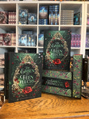 Das Bild zeigt einen Stapel von "Die Erben des Feenfluchs". Das Cover ist dabei direkt auf den Betrachter gerichtet und der Farbschnitt sowie der Buchrücken bei den liegenden Büchern sichtbar.