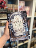 Das Cover zeigt im Vordergrund einen großen, mit Goldrand verzierten kaputten Spiegel. Die Scherben fliegen über das ganze Cover. Hinter dem Spiegel kommt die Silhouette von Tokio zum Vorschein. Das Cover ist farblich in Silber, Blau und Gold gehalten. Auf dem Farbschnitt sind die goldenen Schmuckelemente und Scherben des Spiegels abgebildet. 