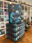 Das Bild zeigt einen Stapel von "Chaosherz". Das Cover ist dabei direkt auf den Betrachter gerichtet und der Farbschnitt sowie der Buchrücken bei den liegenden Büchern sichtbar.