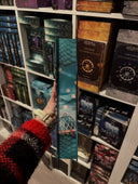 Auf dem Bild sieht man vor Bücherregalen das Buch "Fabelherz" so gehalten, dass der Farbschnitt zu sehen ist. 