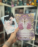 Der Hintergrund des Bildes ist pink. In der rechten Ecke sieht man die Charakterkarte. Auf ihr sind zwei junge Frauen abgebildet. Eine hat weiße Haare und ein weißes Kleid, die andere schwarze Haare und ein schwarzes Kleid. Unten links auf dem Bild ist das Buch "Federlicht und Tränenglanz" zu sehen.