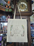 Auf dem Bild sieht man eine Stofftasche mit einem Aufdruck "A bag full of magic". Um die Schrift sind Blumen abgebildet. Die Tasche hängt an einer alten Standuhr aus dunklem Holz und mit goldenem Ziffernblatt.