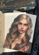 Das Page Overlay zeigt das Porträt der weiblichen Hauptfigur des Buches "Das Spiel der vier Farben". Feye hat langes, blondes Haar und spitze Elfenohren. Sie trägt ein Weste aus braunem Leder. 