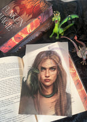 Das Page Overlay zeigt das Porträt der weiblichen Hauptfigur des Buches "Funkenmagie". Inea hat mittelblonde Haare und Schmutz im Gesicht. Auf ihrem Kopf und auf ihrer Schulter sitzt je ein kleiner Drache. 