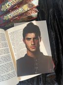 Das Page Overlay zeigt das Porträt der männlichen Hauptfigur des Buches "Asrai - Das Portal der Drachen". Ian trägt ein dunkles Hemd, sein Haar ist dunkelbraun. 