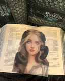 Das Page Overlay zeigt das Porträt der weiblichen Hauptfigur des Buches "Der Smaragddrache". Gemma hat langes, hellblondes Haar. Sie trägt ein helles Oberteil. Auf ihre Schultern und Nacken schlängelt sich ein kleiner Drache. 