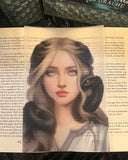 Das Page Overlay zeigt das Porträt der weiblichen Hauptfigur des Buches "Der Smaragddrache". Gemma hat langes, hellblondes Haar. Sie trägt ein helles Oberteil. Auf ihre Schultern und Nacken schlängelt sich ein kleiner Drache. 