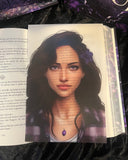 Das Page Overlay zeigt das Porträt der weiblichen Hauptfigur des Buches "Reap My Soul". Kenna hat braunes, längeres Haar. Sie trägt eine Bluse mit violetten und dunklen Karos, einen violetten Anhänger im Dekolleté und eine dunkellilafarbene Blume im Haar. 