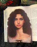 Das Page Overlay zeigt das Porträt der weiblichen Hauptfigur des Buches "Die Erben des Feenfluchs". Katherine hat langes, kastanienbraunes, lockiges Haar. Sie trägt eine helle Bluse, die mit einem braunen Band geschlossen ist.
