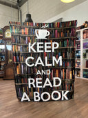 Das Produktbild zeigt eine Kuscheldecke mit einem Bücherregal im Hintergrund und im Vordergrund den Text "keep calm and read a book" unter einer dampfenden Kaffeetasse.