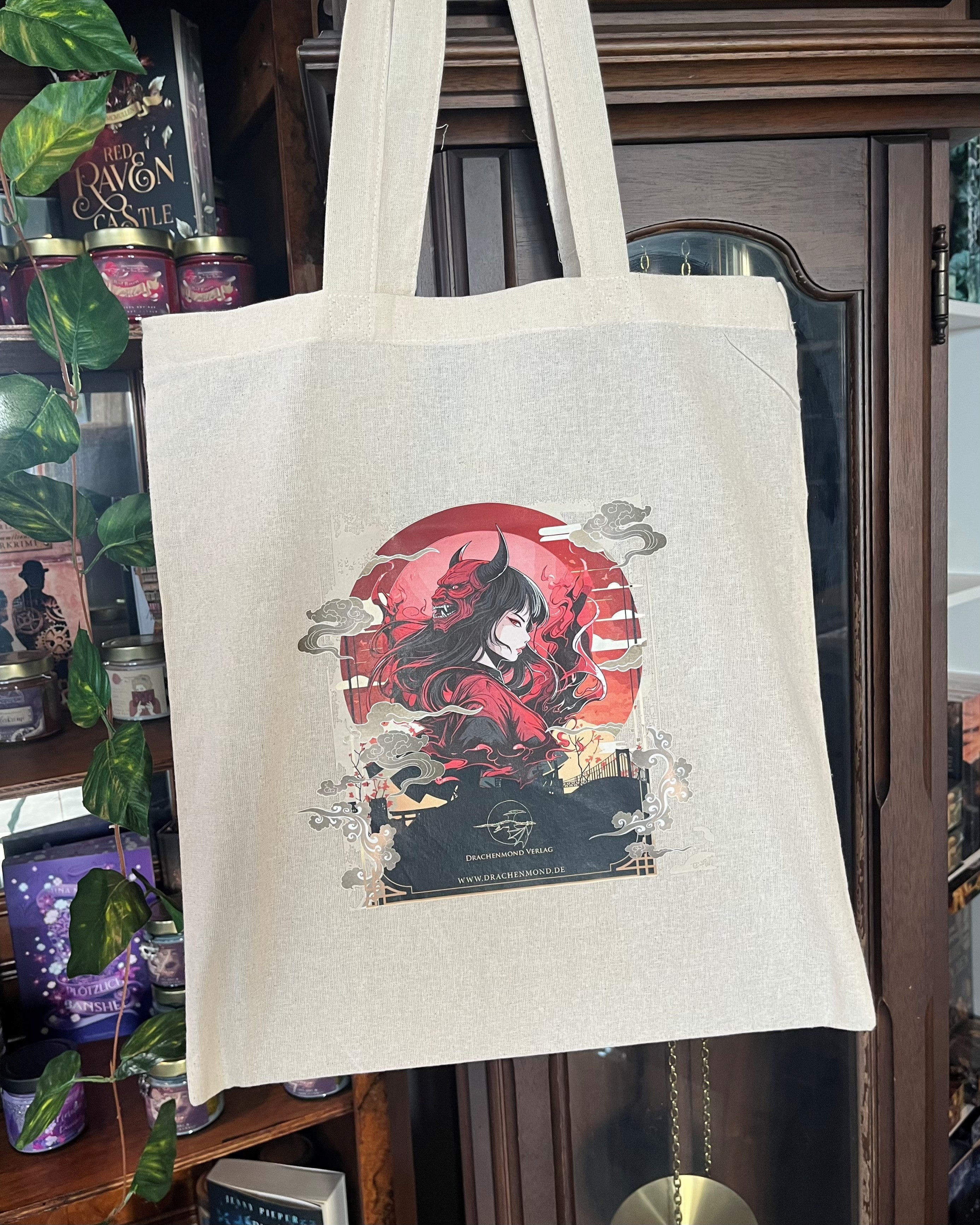 Das Produktbild zeigt einen beigen Leinenbeutel. In der Mitte des Beutels befindet sich das Titelbild des Buches 