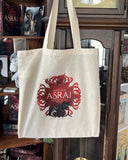 Das Produktbild zeigt den hellen Leinenbeutel mit dem rot-schwarzen Covermotiv des Buches "Asrai - Der Schatten des Shetai" von Liane Mars an einer Standuhr hängend. 