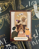 Das Bild zeigt im Hintergrund mehrere Exemplare des Buchs "Love & Imagination". Auf ihnen liegt die Charakterkarte der Hauptfigur im Stil einer Tarotkarte - "Die Hierophantin".