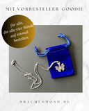 Das Bild zeigt das Vorbesteller-Goodie von Marie Rapp für all diejenigen, die alle vier Bände der "Seelen-Saga" auf einmal bestellen. Es handelt sich um eine Kette mit einem Schmetterlingsanhänger, der auf einem kleinen blauen Samtbeutel liegt. 