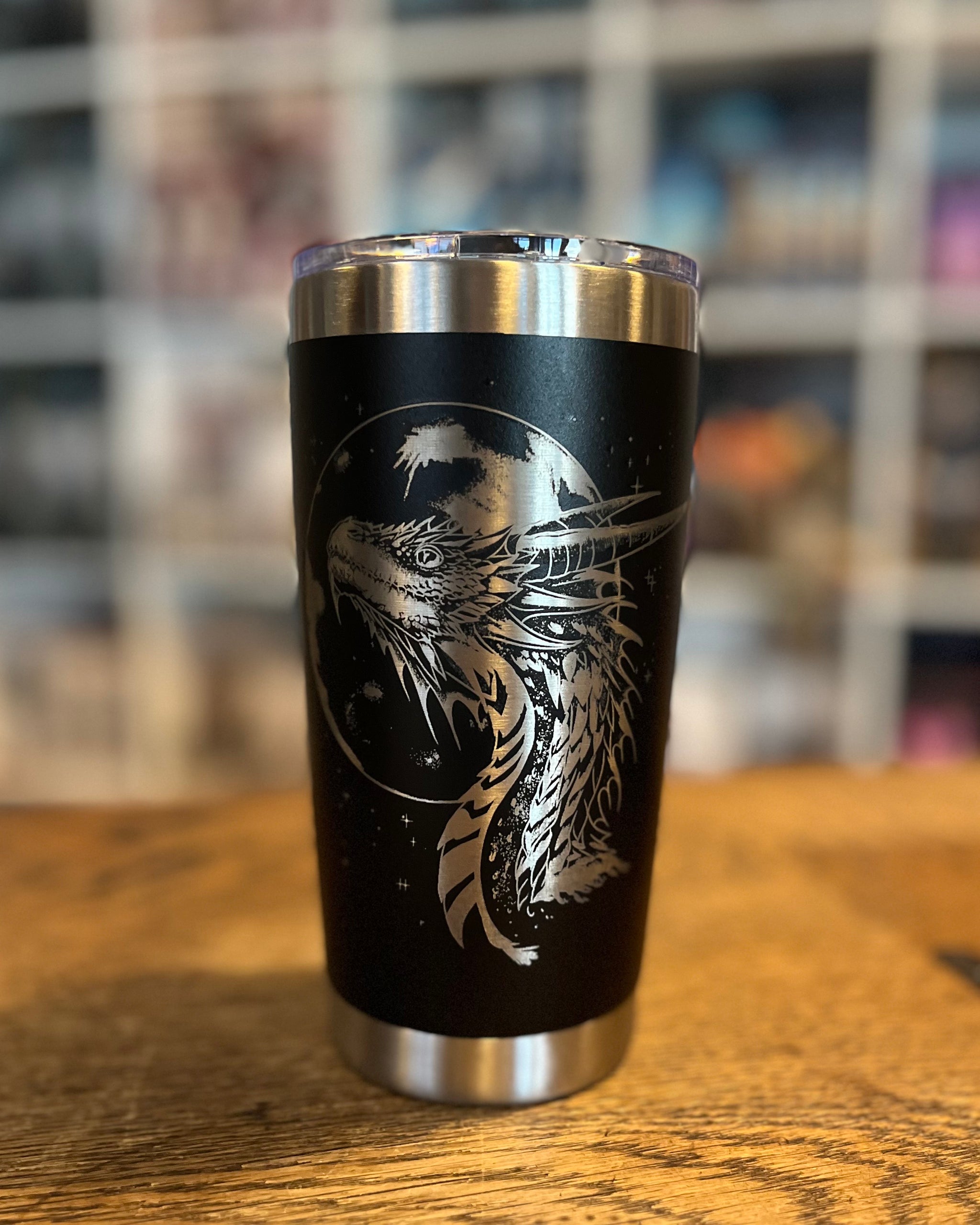 Das Produktbild zeigt einen Tumbler mit einem großen Drachenkopf vor einem Vollmond. Im Hintergrund funkeln die Sterne.
