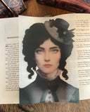 Das Page Overlay zeigt das Porträt der weiblichen Hauptfigur des Buches "Elisa Hemmiltons Kofferkrimi". Elisa trägt ihr dunkles Haar hochgesteckt und einen kleinen, schrägsitzenden Hut, außerdem eine dunkle Bluse mit hochgeschlossenem Kragen.