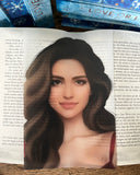 Das Page Overlay zeigt das Porträt der weiblichen Hauptfigur des Buches "Love or Lie". Eyla hat langes, mittelbraunes Haar. Sie trägt ein rotes Top mit tiefem Ausschnitt.