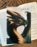 Das Page Overlay zeigt das Profil eines grünen Drachen. Das Page Overlay liegt auf einem aufgeschlagenen Buch, so dass man die Buchstaben durch das Papier schimmern sieht.