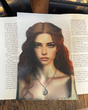 Das Page Overlay zeigt das Porträt der weiblichen Hauptfigur des Buches "Glutmädchen". Laire hat rötliches Haar, das ihr über den Rücken fällt, und Sommersprossen in Gesicht und Dekolleté. Sie trägt eine Kette mit einem Anhänger. 