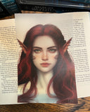 Das Page Overlay zeigt das Porträt der weiblichen Hauptfigur des Buches "Ballade der Gezeiten". Mariel hat rotes, langes Haar, spitze, flossenartige Ohren und kiemenartige Erhebungen auf den Wangenknochen. 