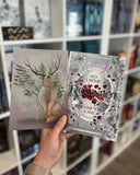 Auf dem Bild ist eine Hand abgebildet, welche das Buch "Rosenrot" und das dazugehörige Page Overlay hält. Das Page Overlay zeigt einen gezeichneten Wolpertinger. 