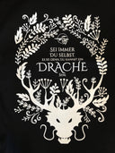 Das Produktbild zeigt einen schwarzen Turnbeutel.  Das Drachenmond-Logo (ein fliegender Drache vor einem Vollmond) ist mittig auf den Beutel gedruckt. Unter dem Logo steht "Sei immer du selbst, außer du kannst ein Drache sein". Unten am Beutel ist ein großer weißer Drache mit Hörnern abgebildet. Von diesen Hörnern aus ziehen sich verschiedene weiße Blätter und Ranken um das Logo und die Schrift herum.