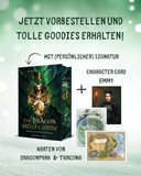Das Bild zeigt das Buch und alle Produkte, die in der Vorbestelleraktion dabei sind: eine Charakterkarte der Protagonistin und zwei Karten in Postkartengröße. Eine Karte zeigt den Dragonpark, die andere Tarcona.