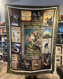 Auf dem Produktbild sieht man die komplette Vorderseite einer Decke, auf der verschiedene Abschnitte zu sehen sind, in denen Sprüche und Illustrationen zu Büchern und Katzen abgebildet sind. 