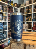 Das Produktbild zeigt einen Tumbler mit einem aufrecht sitzenden Drachen, welcher seine Klauen auf ein aufgeschlagenes Buch legt. Vor ihm ist ein Stapel Bücher, auf dem ein weiterer, kleiner Drache sitzt. Im Hintergrund ist ein kleiner Mond abgebildet.