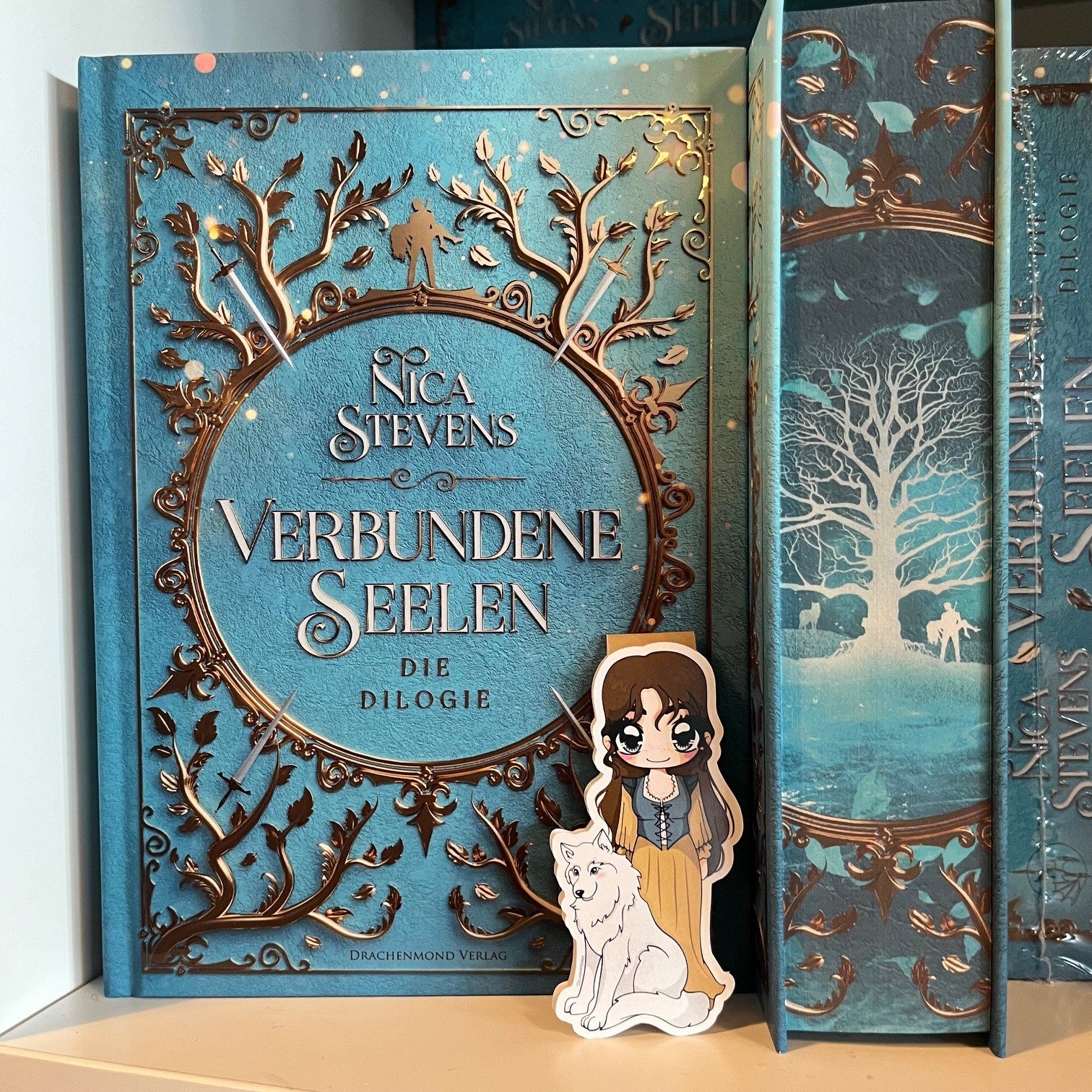 Das Produktbild zeigt ein Magnetlesezeichen mit einer langhaarigen brünetten Frau in einem ockerfarbenen Kleid mit einem blauen Mieder. neben ihr sitzt ein weißer Wolf. Es ist im Anime-Stil gezeichnet.