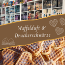 Auf dem Bild sieht man oben die Bücherregale des Verlagsladens "Drachennest", darunter eine Banderole mit der Aufschrift "Waffelduft & Druckerschwärze" und darunter ein Foto mit vielen Herzwaffeln. Das Foto stammt von Pixabay, die kommerzielle Nutzung ist erlaubt. 
