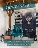 Das Bild zeigt mittig einen türkisen Sessel. Rechts daneben ist ein langes Banner, welches das Cover von "Dragons in Secret - Jadeblut" zeigt. Links sieht man einen kleinen Stapel des Buches. Im Hintergrund sieht man einige Bücherregale mit Drachenmond-Titeln. Oben links im Bild ist ein Text eingefügt: WERDE ZU EINER FIGUR BEI DRAGONS IN SECRET