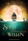 Das Produktbild zeigt das Cover des Buches "Die Stille unter tausend Wellen. In der oberen Hälfte sieht man ein Piratenschiff auf den Vollmond zu segeln, in der unteren Hälfte ist das Meer abgebildet, das den Hintergrund für de Titel bildet. 
