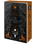Das Produktbild zeigt das Cover des Buches "Als wir die Finsternis zähmten" von Sarah Adler. Der Titel steht in der Mitte des schwarze Covers, darunter befindet sich ein kleiner Mond und ein gezeichneter Hirschkopf, darüber eine kleine orangene Sonne mit einem schwarzen Handabdruck. Links und rechts auf dem Cover sieht man parallel zueinander von unten nach oben gezeichnet je einen Fuchs, einen Hirsch, einen Raben und einen Wolf.  