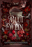 Das Produktbild zeigt das Cover des Buches "Blut & Wein" von Katharina V. Haderer. Hinter dem Titel in der Mitte des braunroten Covers befindet sich ein Pokal. Drumherum sieht man Verzierungen aus hellen Faltern, roten Blumen, Granatäpfeln und Ornamenten. 