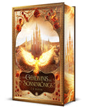 Das Produktbild zeigt das Buch "Das Geheimnis des Sonnenkönigs". Der Titel befindet sich im unteren Drittel des Covers, darüber sieht man einen Phönix vor einem Palast in einer Wüstenlandschaft. Umrandet werden Titel sowie Phönix und Palast durch einen Rahmen, die wiederum von Verzierungen und Blumen umgeben sind. 
Auf dem Farbschnitt sieht man Teile des Palasts und die Feuerfedern des Phönix'.
