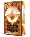 Das Produktbild zeigt das Buch "Das Geheimnis des Sonnenkönigs". Der Titel befindet sich im unteren Drittel des Covers, darüber sieht man einen Phönix vor einem Palast in einer Wüstenlandschaft. Umrandet werden Titel sowie Phönix und Palast durch einen Rahmen, die wiederum von Verzierungen und Blumen umgeben sind. 
Auf dem Farbschnitt sieht man Teile des Palasts und die Feuerfedern des Phönix'.