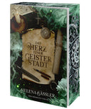 Das Cover zeigt mittig den Titel auf Pergamentpapier. Darum sind unterschiedliche Gegenstände angeordnet: eine Kerze, ein Kreuz an einer Halskette, eine Taschenuhr, ein gerolltes Stück Pergament, ein Füller, ein kleiner Dolch und anderes. Nebel zieht von oben und unten in das Bild. Das Cover ist dem Blick auf einen antiken Schreibtisch samt seiner Utensilien nachempfunden. Der Farbschnitt zeigt verschiedene ineinander liegende, silberne Zahnräder. Er erinnert an das Innere eines alten Motors.