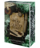 Das Cover zeigt mittig den Titel auf Pergamentpapier. Darum sind unterschiedliche Gegenstände angeordnet: eine Kerze, ein Kreuz an einer Halskette, eine Taschenuhr, ein gerolltes Stück Pergament, ein Füller, ein kleiner Dolch und anderes. Nebel zieht von oben und unten in das Bild. Das Cover ist dem Blick auf einen antiken Schreibtisch samt seiner Utensilien nachempfunden. Der Farbschnitt zeigt verschiedene ineinander liegende, silberne Zahnräder. Er erinnert an das Innere eines alten Motors.