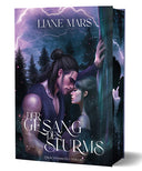 Das Produktbild zeigt das Cover des Buch "Der Gesang des Sturms" von Liane Mars. Ein Pärchen ist darauf Stirn an Stirn im Profil abgebildet. Im Hintergrund ist ein Tannenwald angedeutet. Der Himmel ist von Blitzen durchzogen. 
